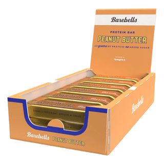 Öppen kartong med 12 Barebells Peanut Butter-proteinbarer i guldiga omslag.