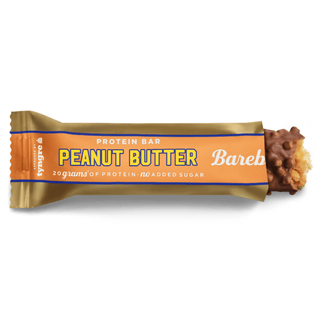 Barebells Peanut Butter delvis uppvecklad, krispig chokladbeläggning och ljust innanmäte synligt.