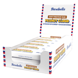 Öppen kartong med 12 Barebells Soft Peanut Cloud-proteinbarer i vita omslag.